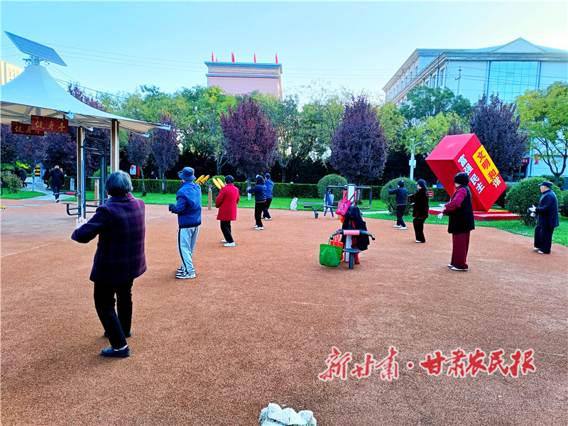10月17日清晨，市民在汭鞫广场南侧口袋公园锻炼身体.jpg