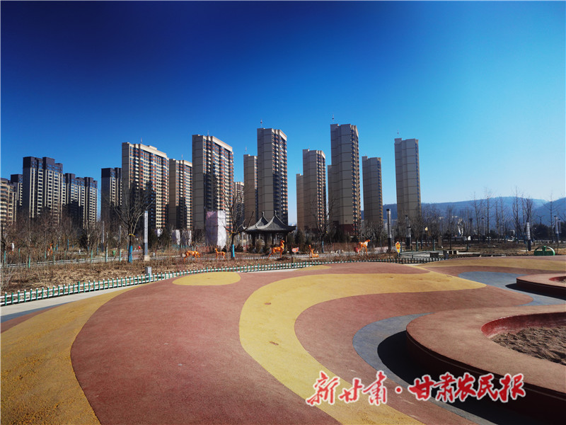 静宁县城公园一角   邹彩霞摄.jpg