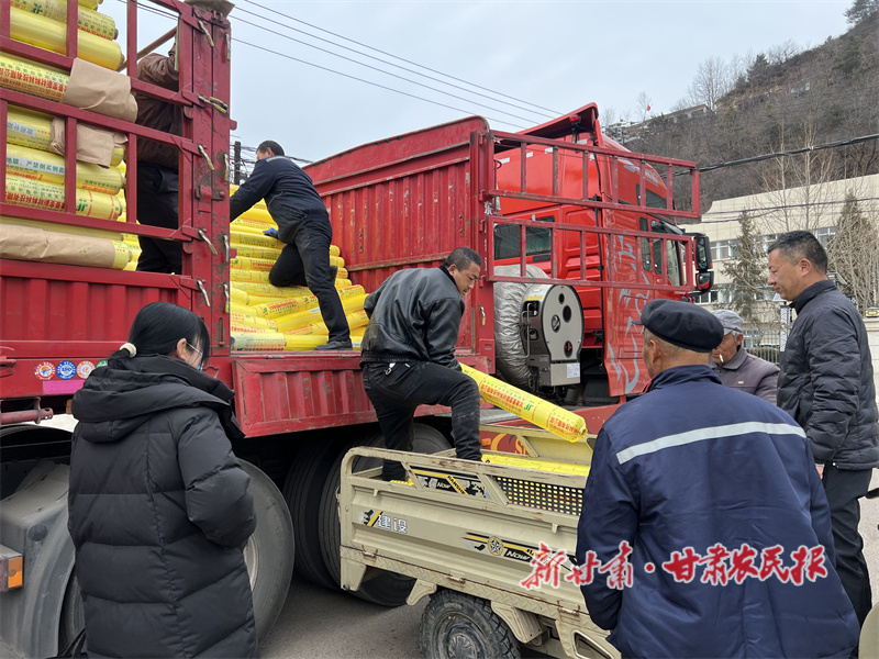 华亭市上关镇正在发放地膜2.jpg