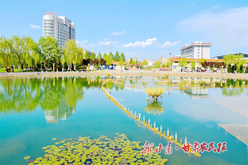 美丽如画的华亭市莲花湖公园  华亭市委宣传部 供图.jpg