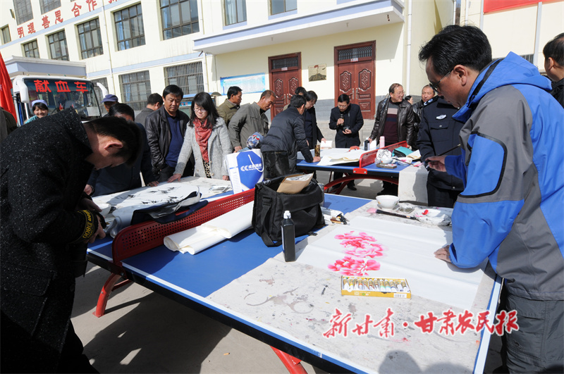 图片七：2月29日，市委宣传部组织的“文化三下乡”启动仪式在神峪乡文化站举行。文化馆组织我县郑平生、朱国义、王毓峰等6名书画家参加活动，为当地农民群众免费创作赠送书画e140a8dd.jpg
