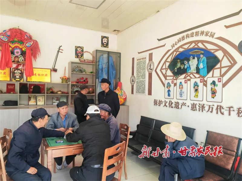 老人们在幸福院里娱乐.jpg