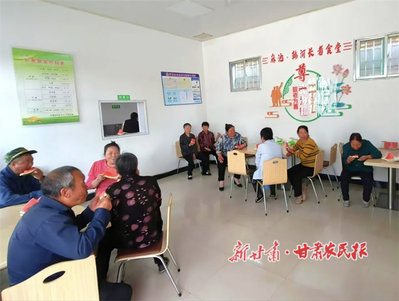 老人在长者食堂用餐.jpg