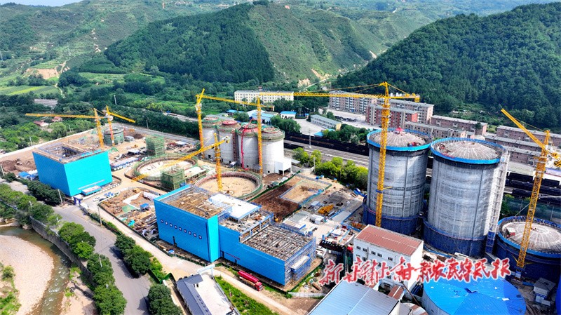 华煤集团千万吨现代化储煤棚华亭市委宣传部供图.jpg