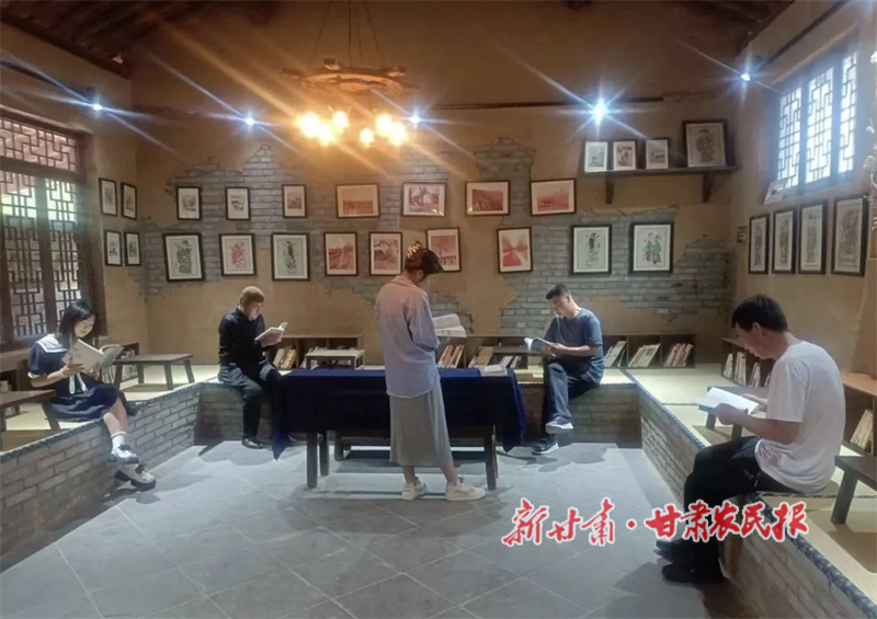 游客正在阅读图书.jpg