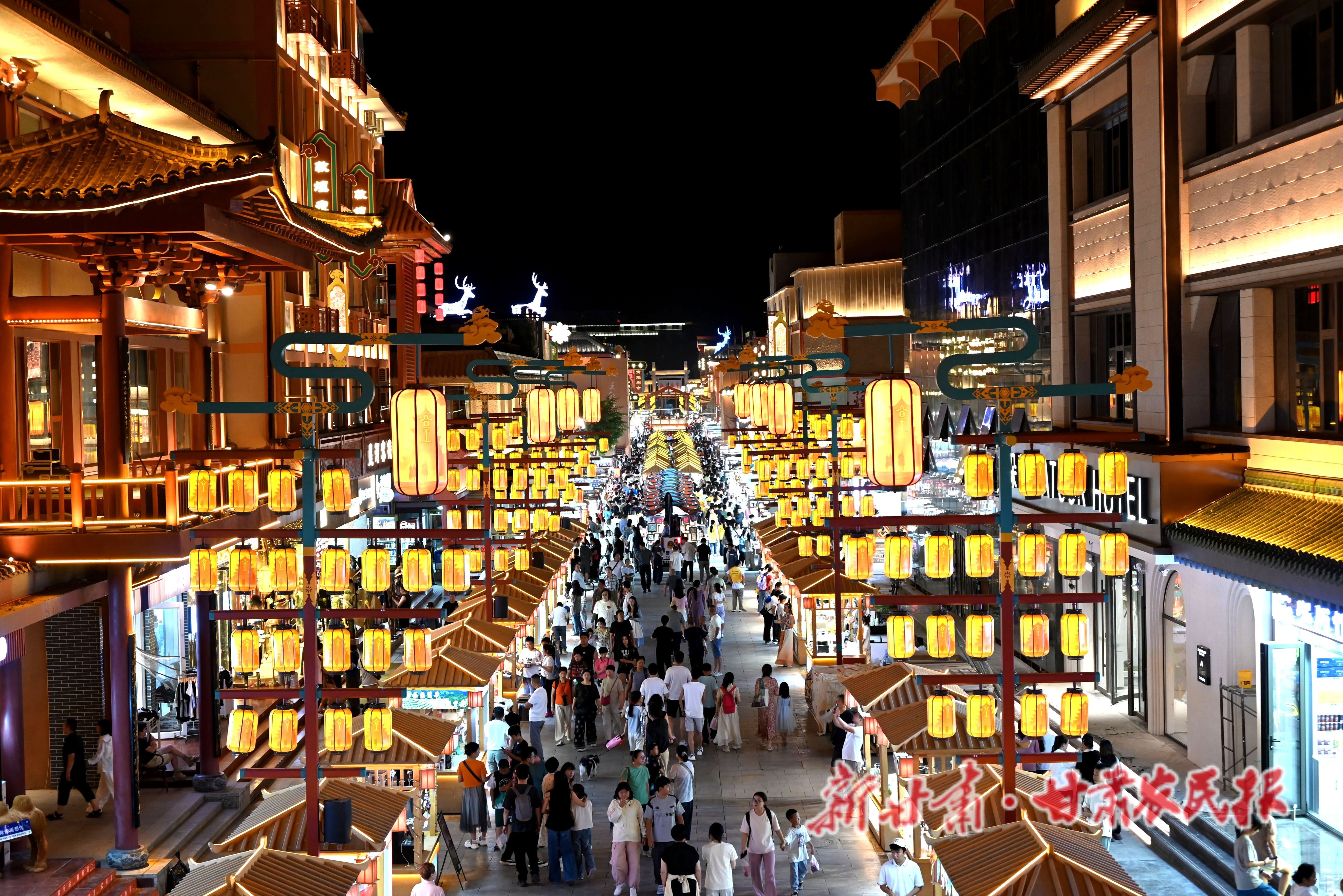 2025年7月16日晚，游客在甘肃省敦煌夜市游览。张晓亮摄影报道