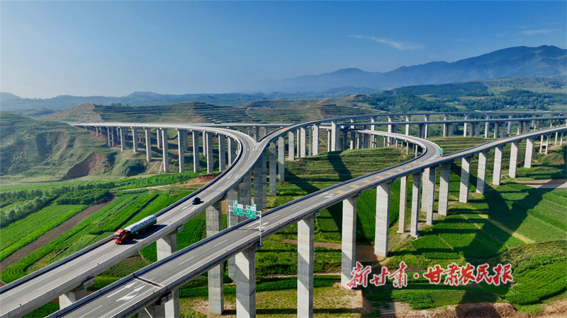 华亭市马峡镇深沟大桥高速.jpg