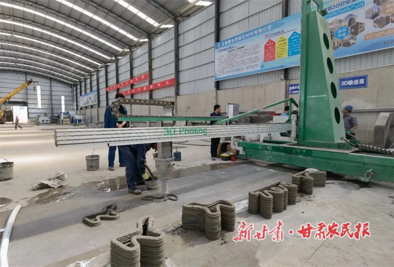 华亭市绿色建材产业园内的3D打印项目.jpg
