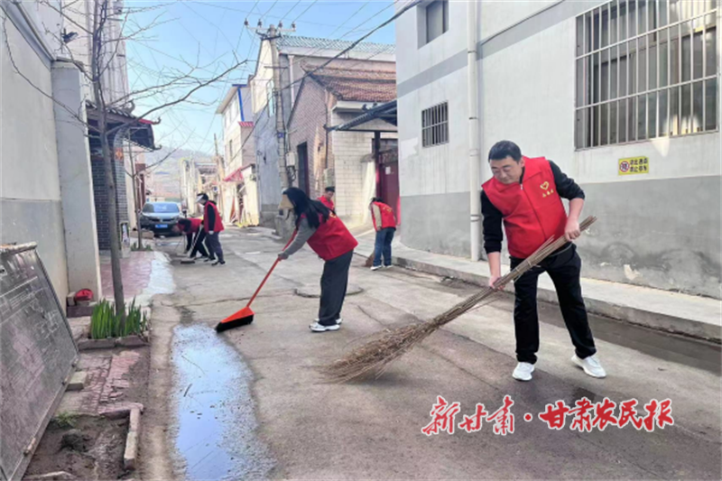志愿者正在开展人居环境整治.png