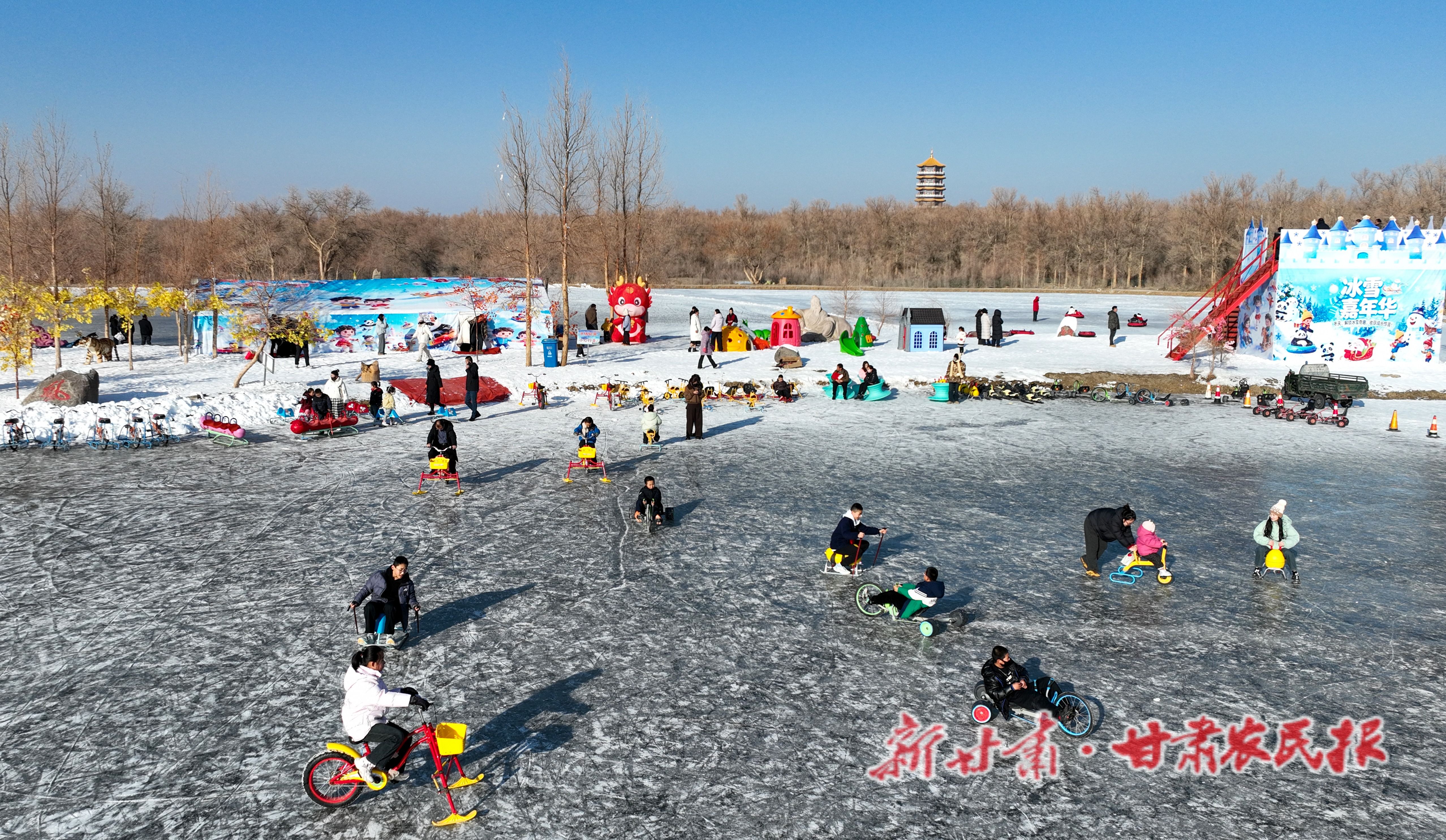 6.沙漠胡杨林景区冰雪嘉年华乐园内一派热闹景象