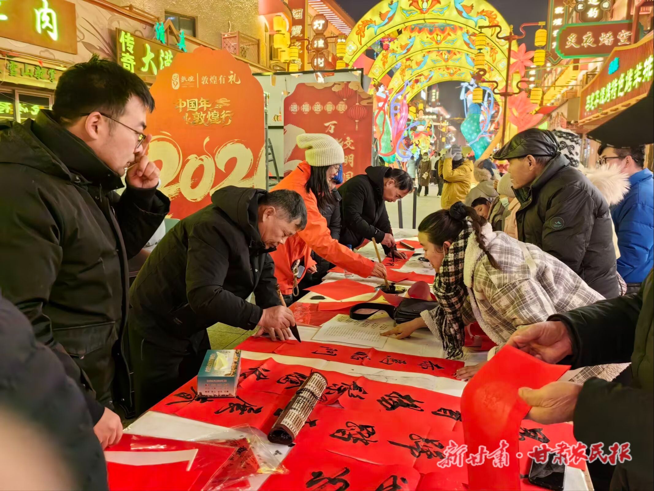 2026年2月,敦煌市“万福迎春·文明同行”送福送春联活动中,志愿者正在为群众书写春联 2026年2月,敦煌市“万福迎春·文明同行”送福送春联活动中,志愿者正在为群众书写春联