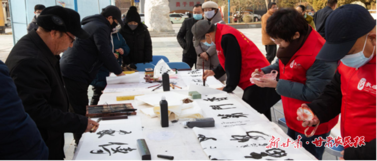 2025.12.04日,敦煌市举办的“敦煌有礼”国际志愿者日文明实践宣传活动中,书法志愿者为群众书写家风内容的书法作品 2025.12.04日,敦煌市举办的“敦煌有礼”国际志愿者日文明实践宣传活动中,书法志愿者为群众书写家风内容的书法作品
