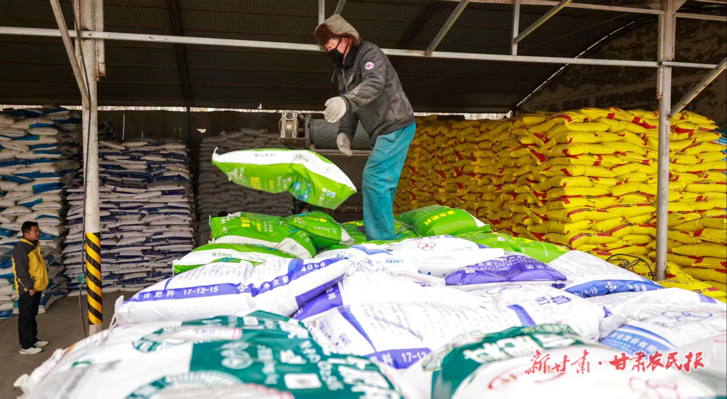 1.工作人员正忙着为前来选购的农户介绍产品特性、推荐适配品种