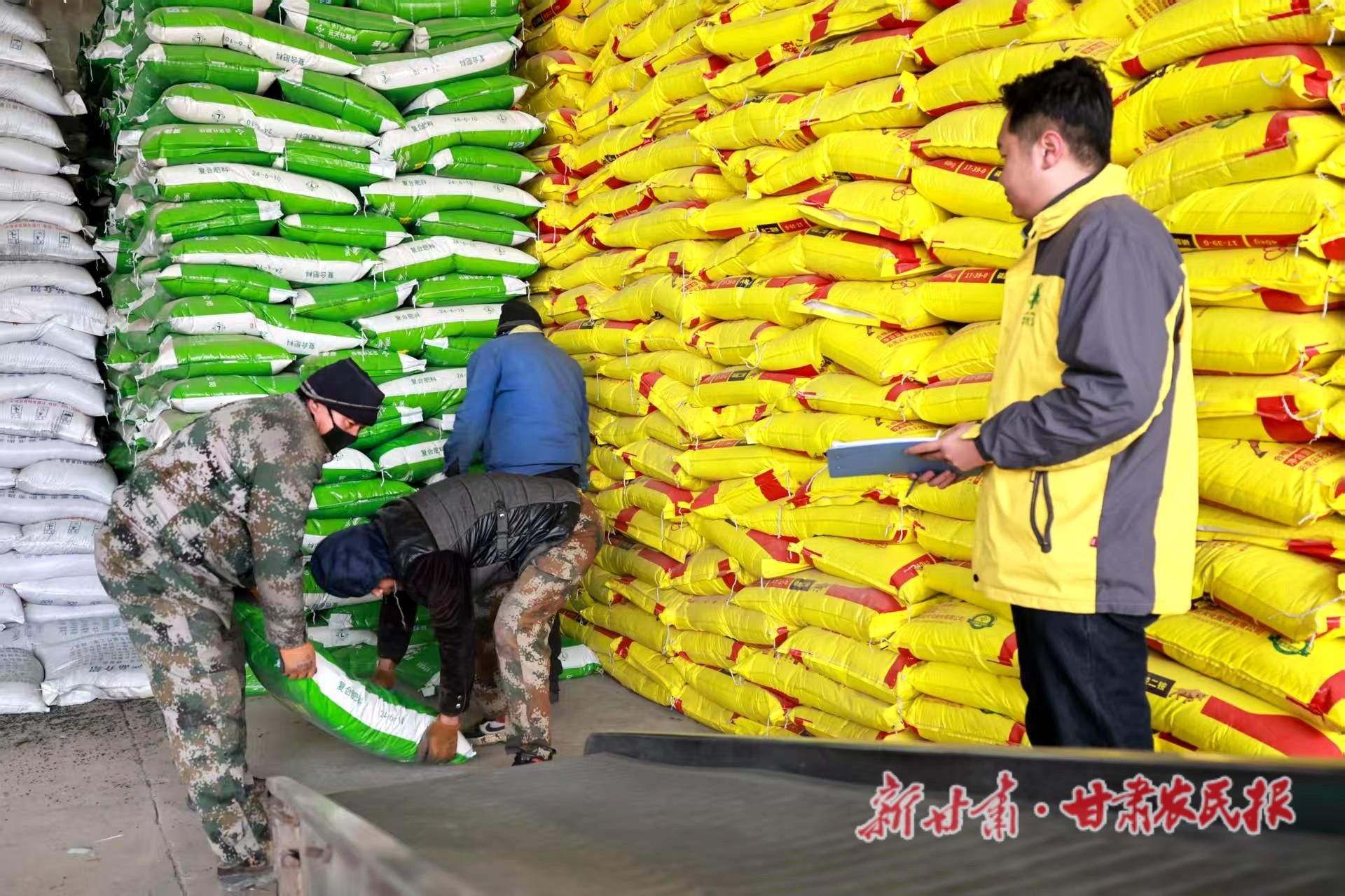 2.种植户正在购买化肥