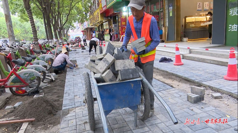 秦州区：修补路面&ldquo;创伤&rdquo; 养护城市&ldquo;绿肺&rdquo;