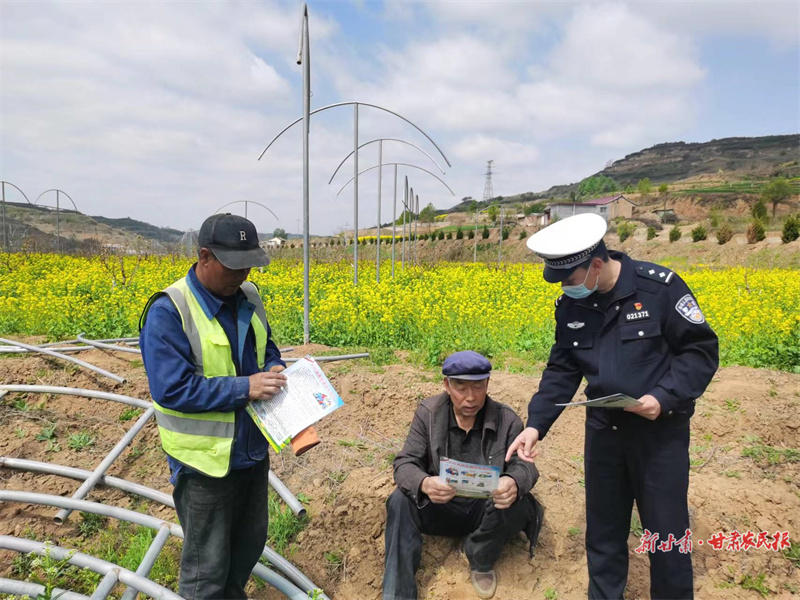 秦州区郊区交警大队：美丽乡村行 构筑安全屏障