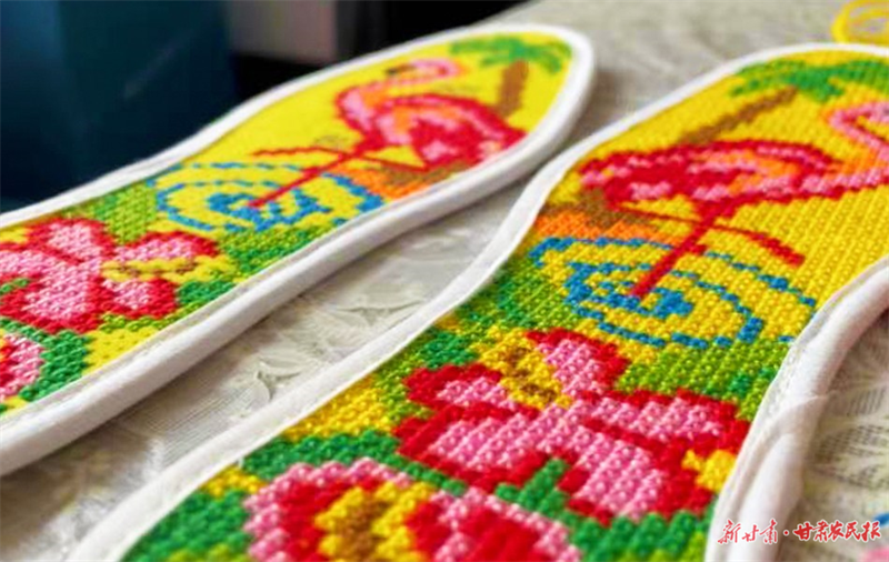 麦积区：绣鞋垫的大叔