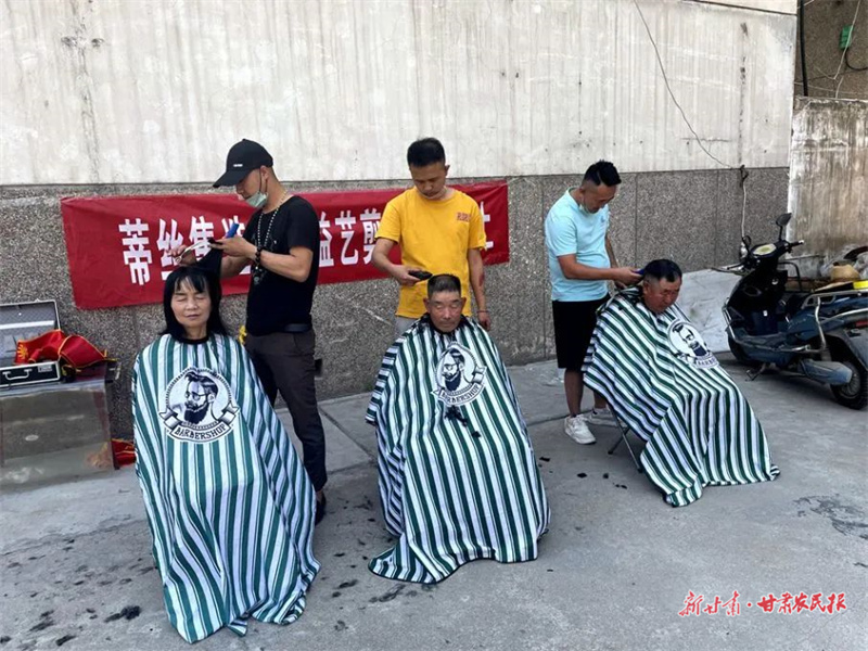 麦积区：公益理发 让夏日的凉爽从“头”开始