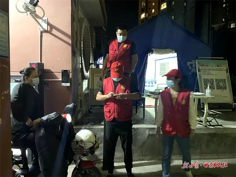 麦积区：把住门 守好关 站好岗 严守疫情防控小区防线