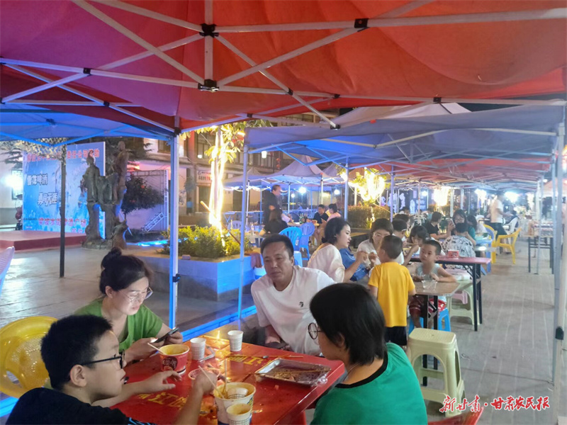 崇信：夜市点亮“夜经济”