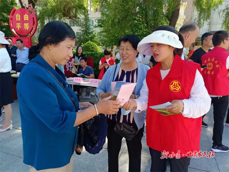 崇信：一抹“志愿红” 温暖一座城