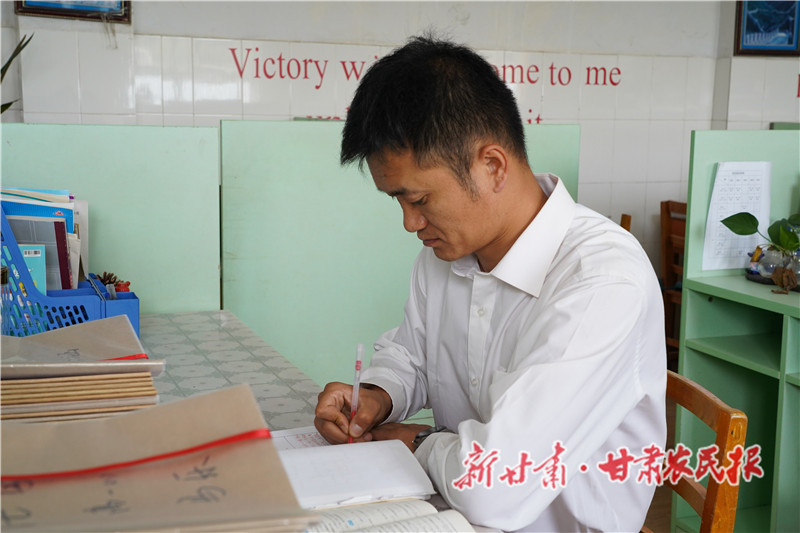 反哺桑梓 倾情助力家乡教育——记厚植教育情怀的青年教师李伟