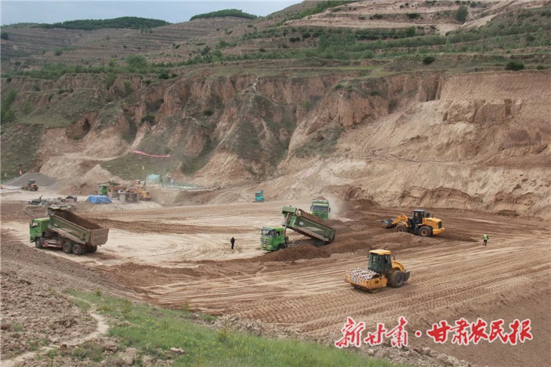 静宁：干部职工植树造林为家乡添绿