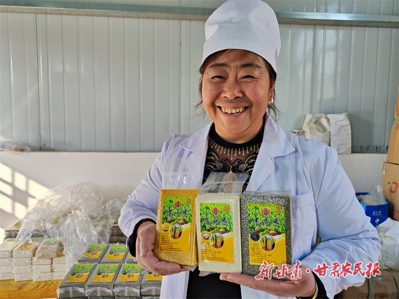 任蕊霞：手捧谷穗笑开颜