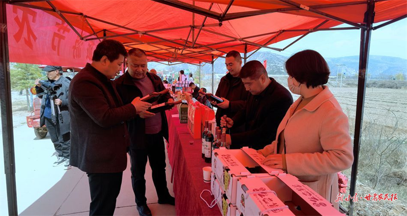 ​麦积区新阳镇：杏花绽放催热“赏花经济”