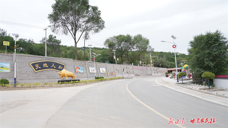 静宁县：增“颜值”提“气质” 乡村美景入画来