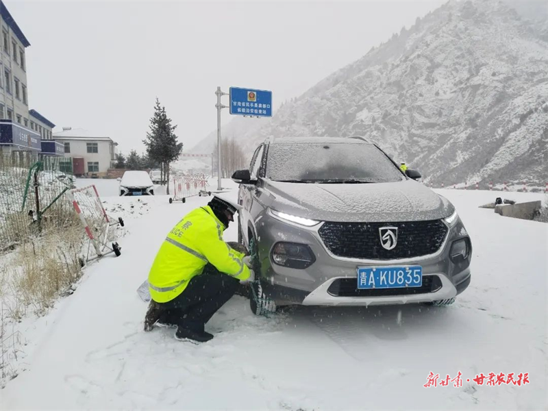 降雪如期而至 交警如约守护