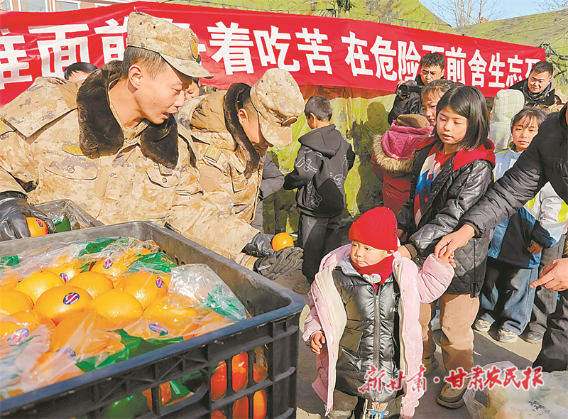 为灾区群众分发水果