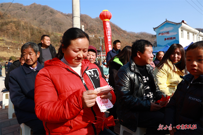 康县：村民变股东 年终喜分红