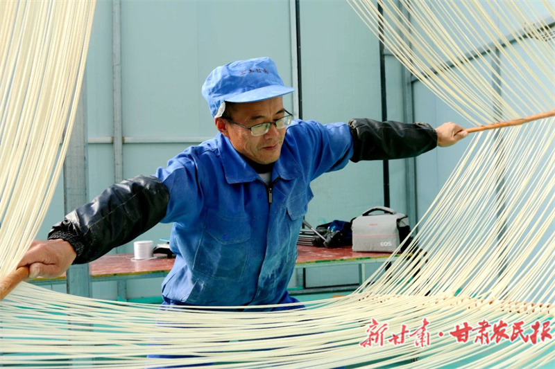 礼县：手工挂面 “晒”出幸福味道