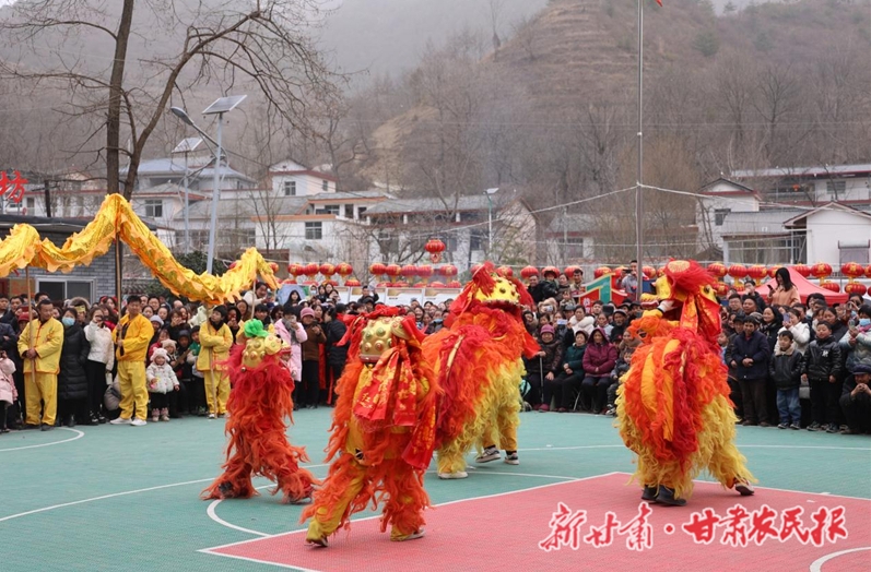 康县城关镇：龙腾狮舞闹新春 群众分红喜开颜