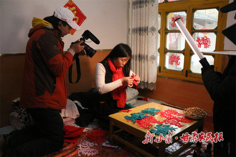 吕艳丽 剪纸“守”艺人的龙年新春
