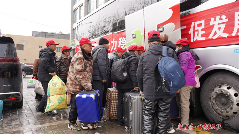 静宁县：“点对点”精准输送 助务工人员返岗就业