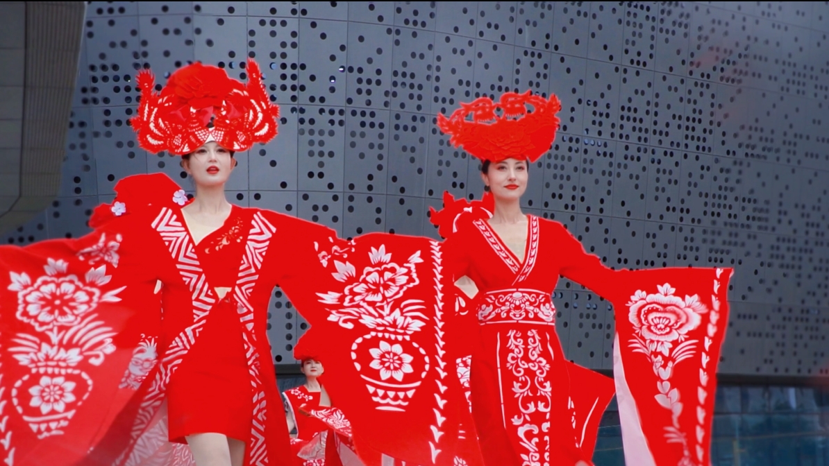 "剪云裳"剪纸服装惊艳亮相庆阳