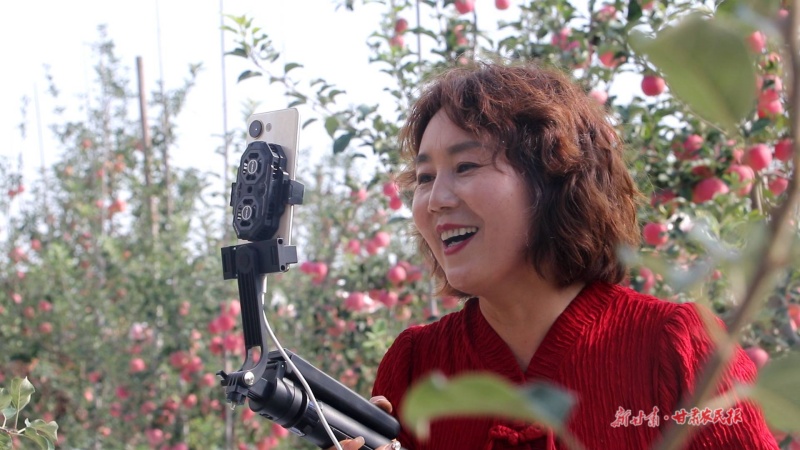 杜晓丽 乡村干部“云端”助增收