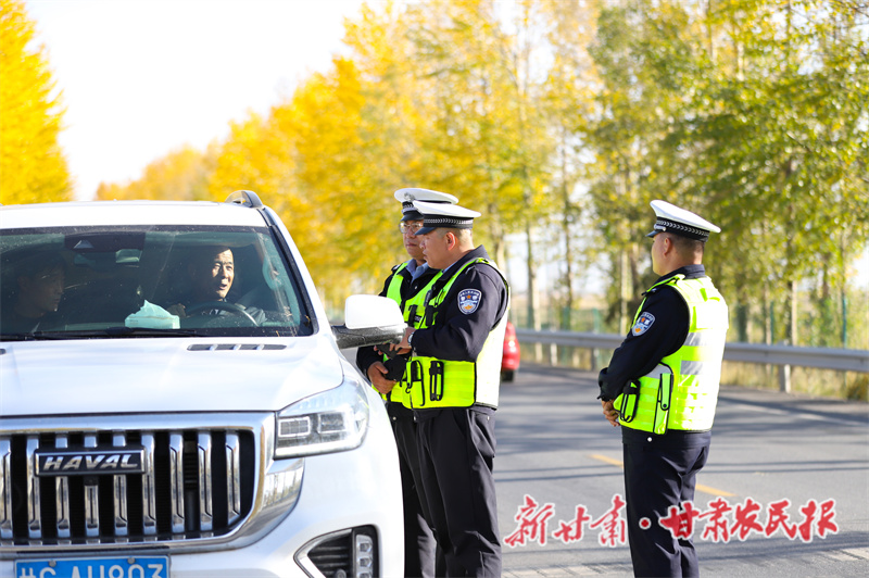 【图片新闻】秋日画卷 靓丽“枫警”

