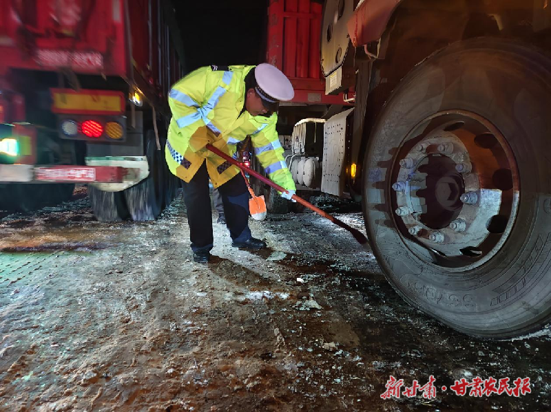 大雪封路见真情，民乐交警暖人心