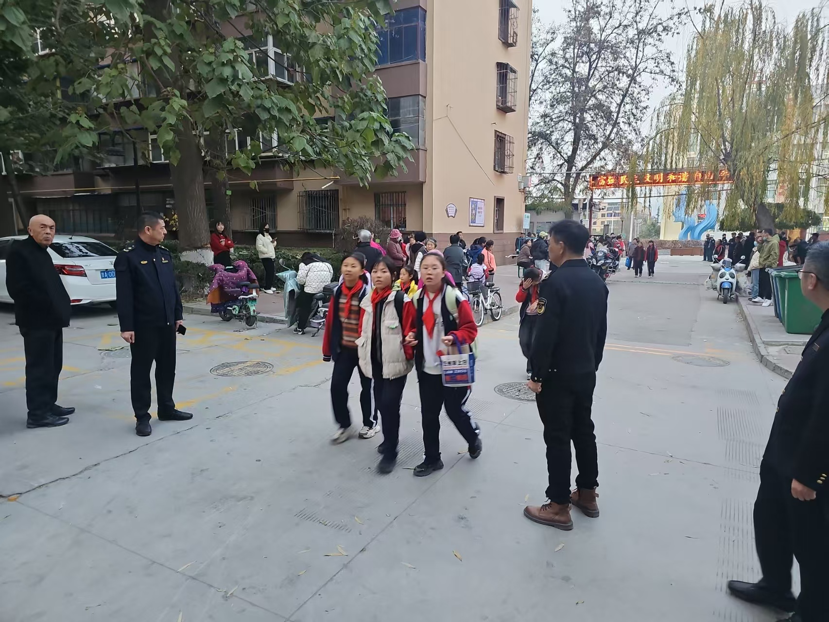 兰州西固区：织密“安全网” 铺就“护学路”