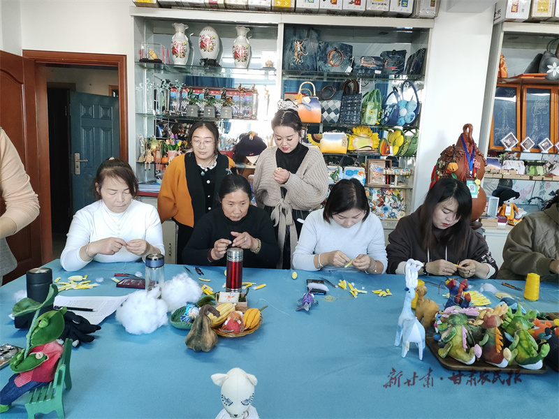 巧手绣娘传“经”忙 姐妹同挣“锦绣”钱
