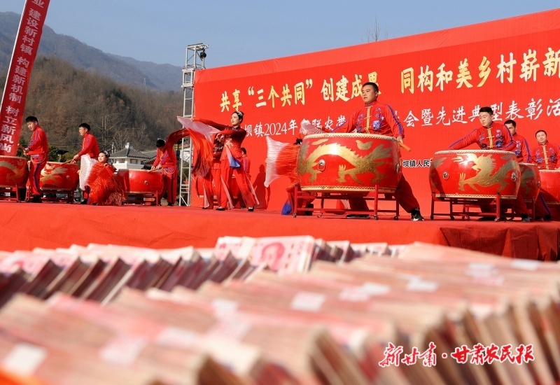 康县： 村民“股东”喜分红