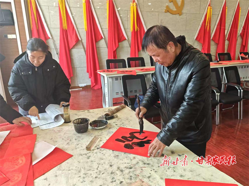 兰州西固：迎新纳福送春联 笔墨聚情暖人心