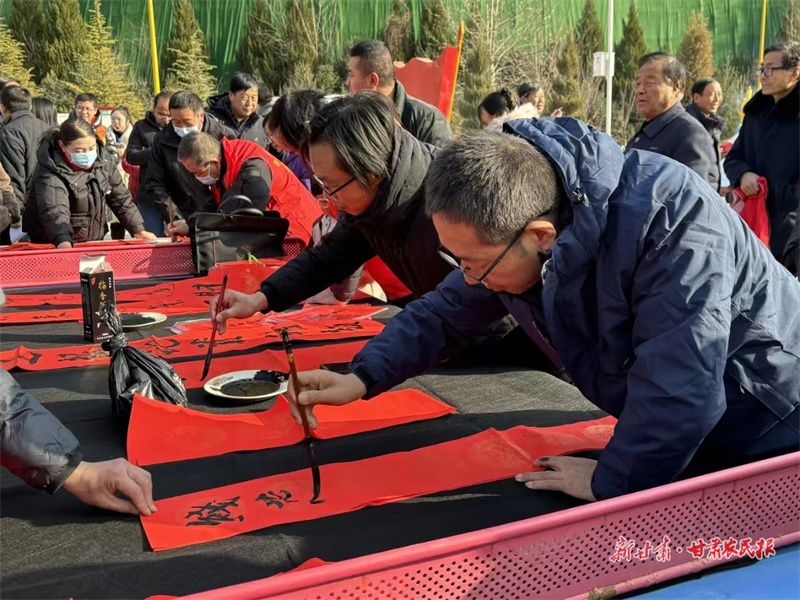 【新春走基层】“蛇元素”商品走俏金城 