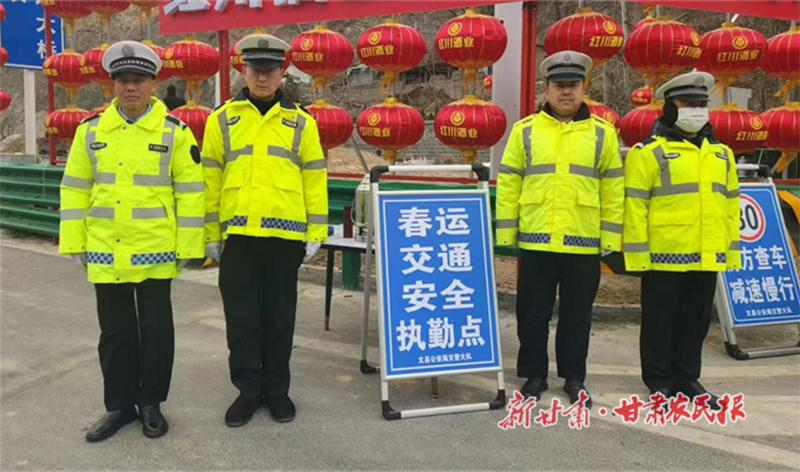 节后首日，文县交警坚守岗位保畅通