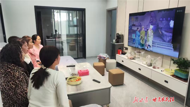 金塔县：同看一部戏 共育好家风