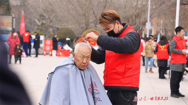 满城芬芳“文明花”——崇信县文明城市创建纪实