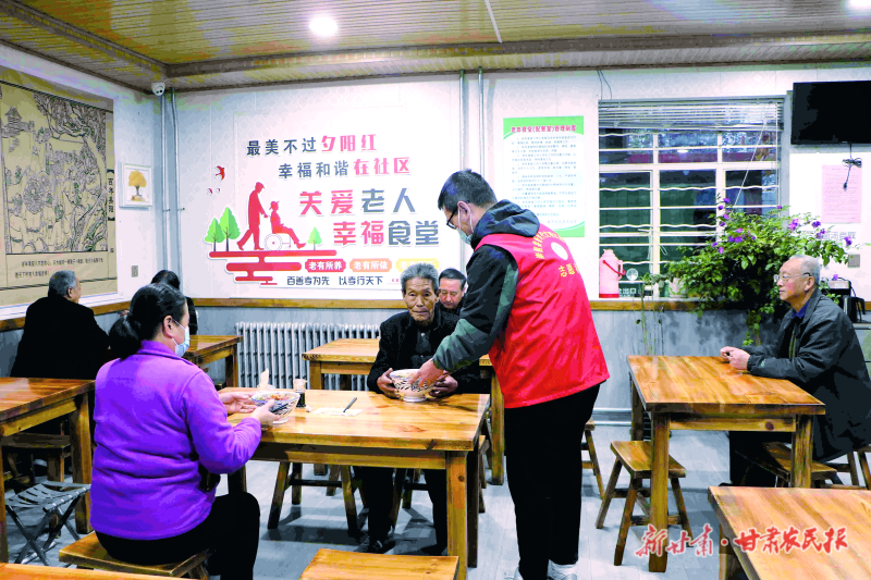 崇信县：家门口绘就幸福“食”光
